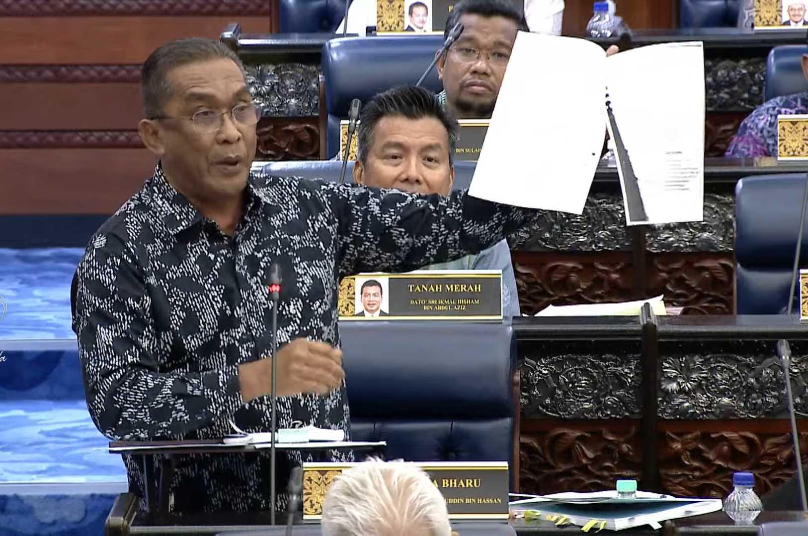 Takiyuddin Hassan menunjukkan salinan minit mesyuarat Kabinet yang diadakan pada hari sama kerajaan menarik balik permohonan semakan semula keputusan ICJ yang mengisytiharkan Batu Puteh milik Singapura.