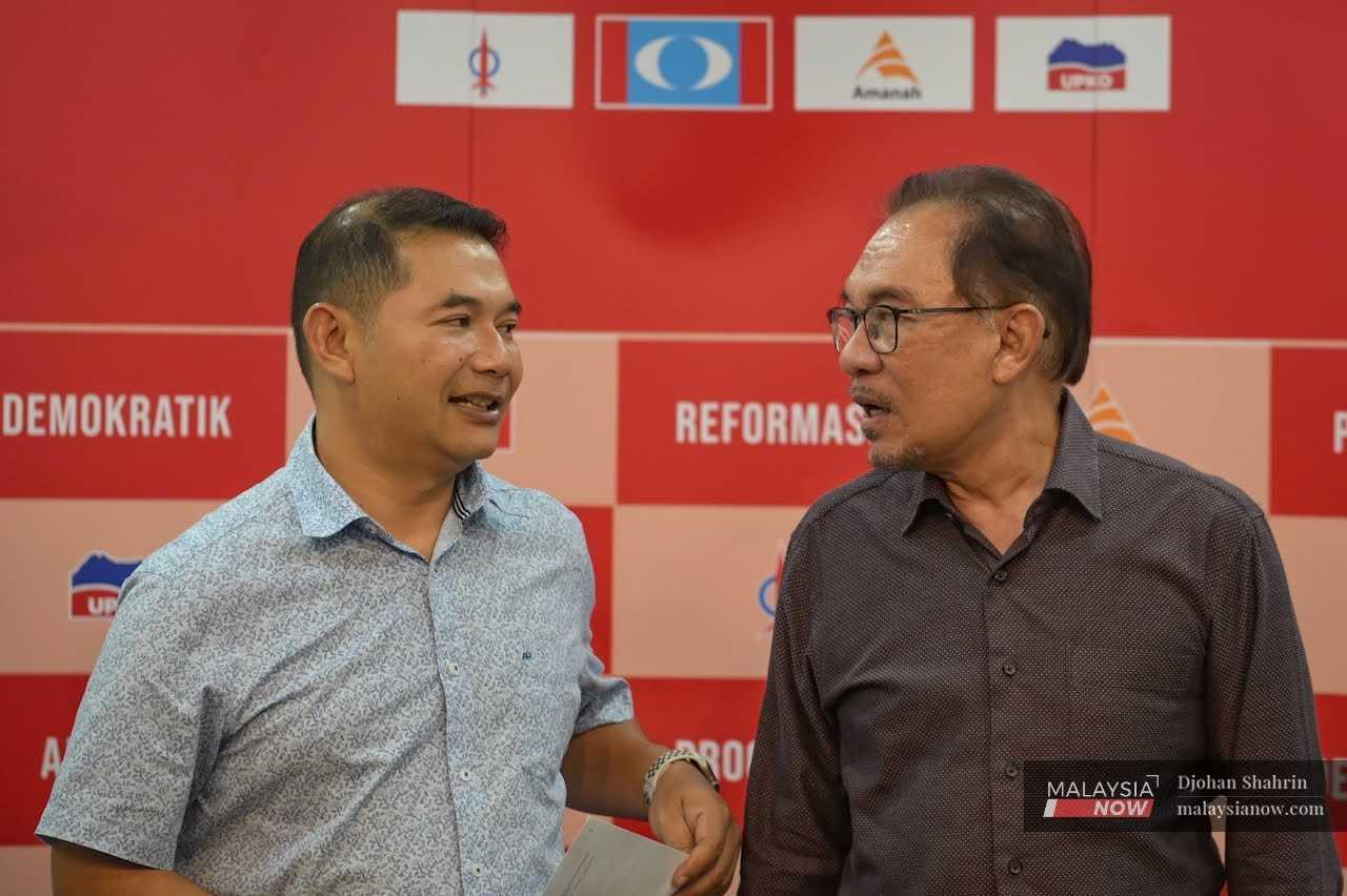 The addendum issue adds pressure to Anwar Ibrahim as he faces challenge from within the PKR faction led by Rafizi Ramli.