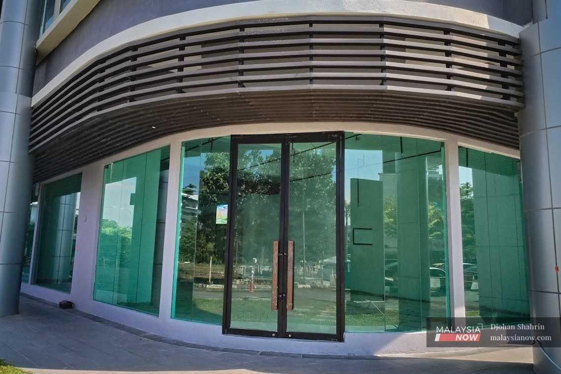 Sebuah kedai Starbucks yang ditutup di Bangi, Selangor, salah satu daripada premis yang dihentikan operasinya ketika rangkaian kopi itu menjadi sasaran boikot antarabangsa oleh penyokong perjuangan Palestin.