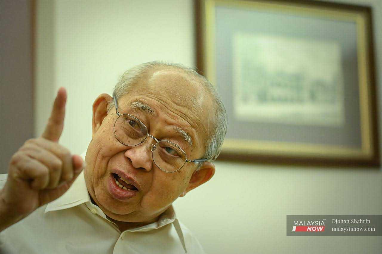 The Umno leadership has been warned not to ignore the recent call by Tengku Razaleigh Hamzah blaming Prime Minister Anwar Ibrahim for the royal addendum fiasco.