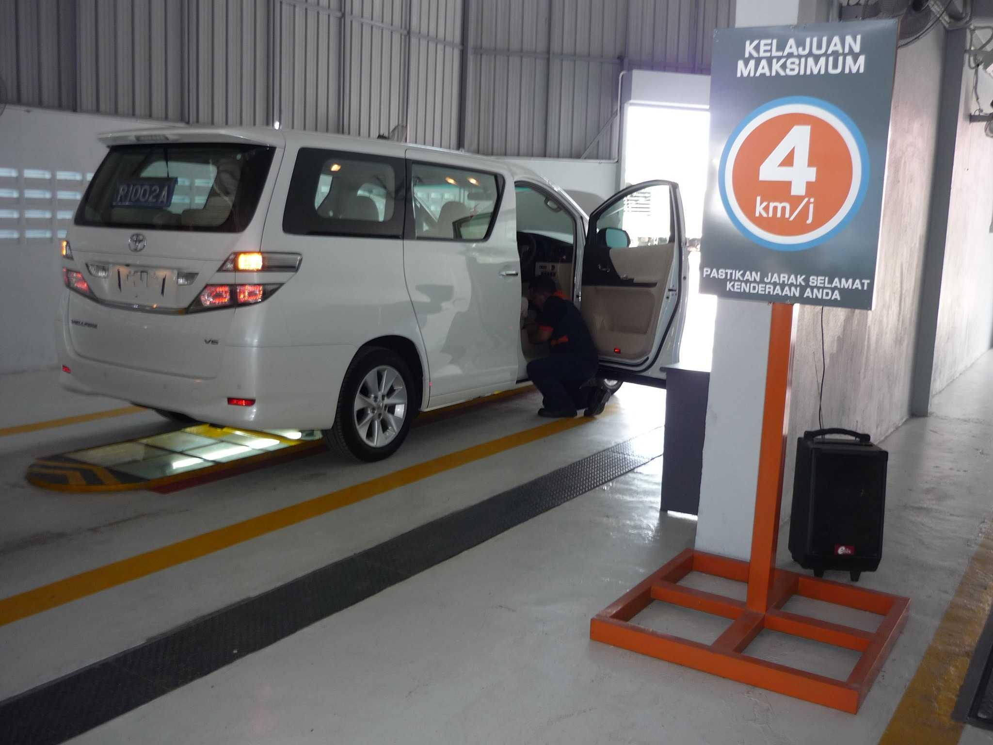 Keputusan menteri pengangkutan melantik tiga syarikat menyaingi Puspakom mendapat kecaman hebat.