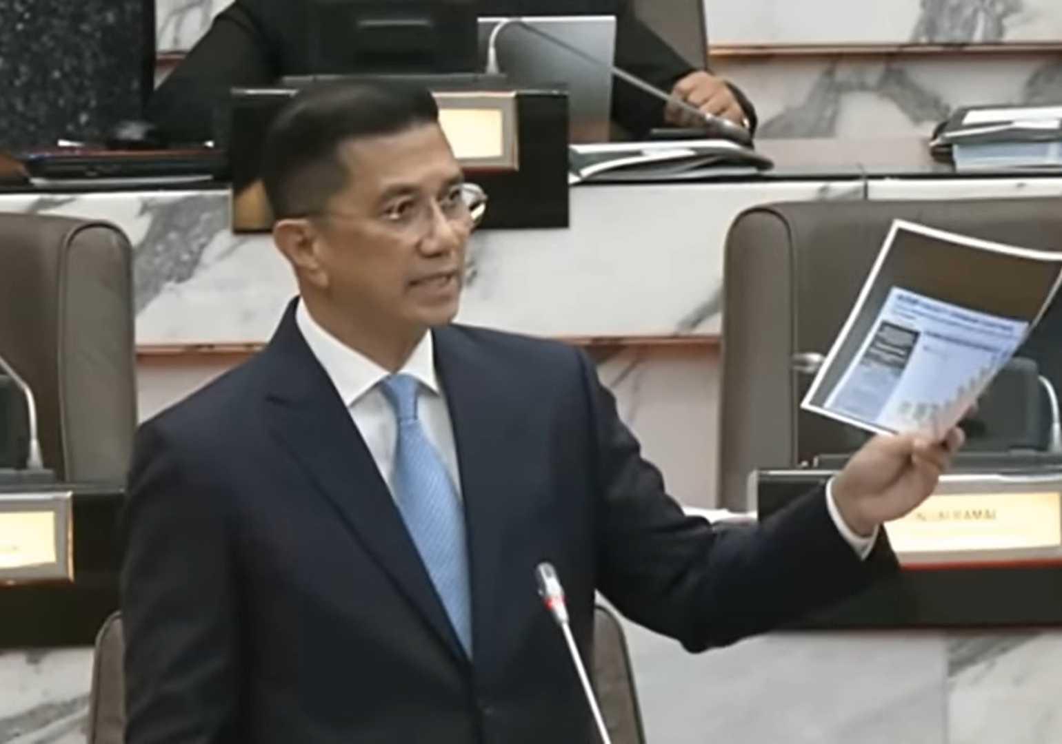 Ketua Pembangkang Selangor Mohamed Azmin Ali menunjukkan beberapa salinan dokuman melibatkan jualan tanah yang menurutnya merugikan kerajaan negeri.