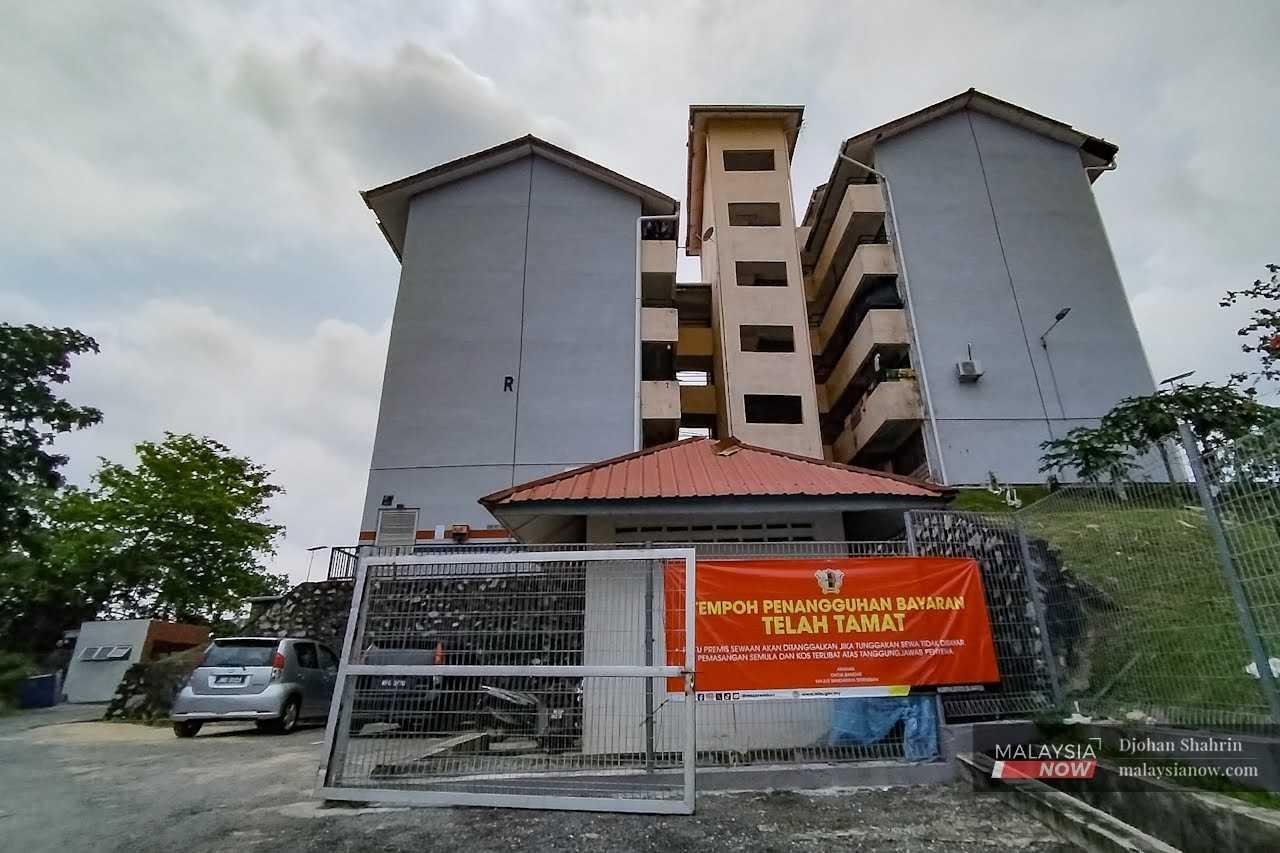 Sepanduk dipasang Majlis Bandaraya Seremban di luar PPRT Lobak yang menempatkan keluarga miskin tegar, memaparkan amaran pintu rumah mereka akan ditanggalkan sekiranya gagal menjelaskan tunggakan sewa.