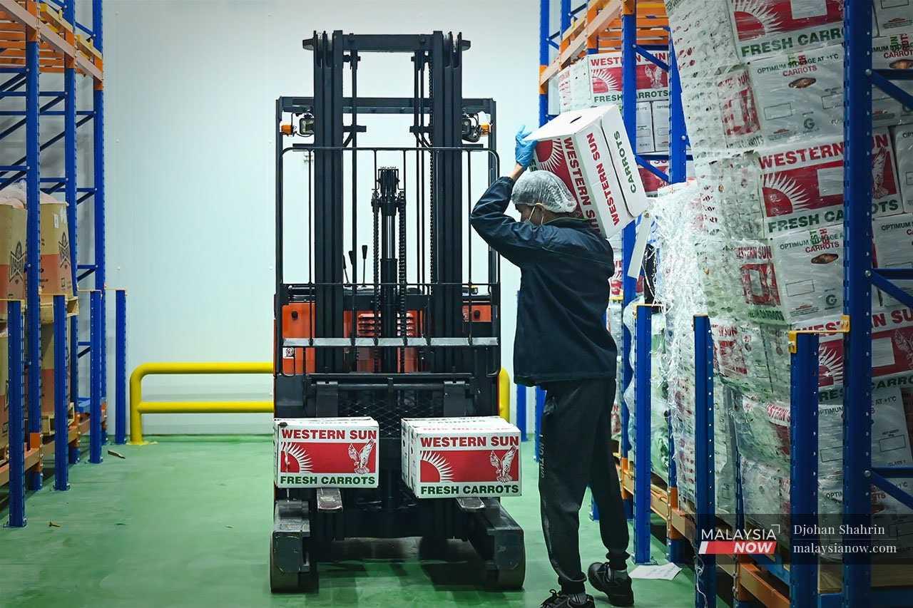 The minimum wage in Malaysia is significantly lower than that of peer countries, and a large percentage of the workforce earns below two-thirds of the median wage.