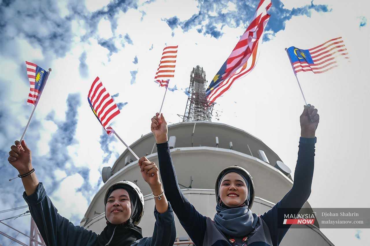 Kakitangan Menara Kuala Lumpur ketika acara mengibarkan Jalur Gemilang sempena sambutan Merdeka pada tahun lalu.