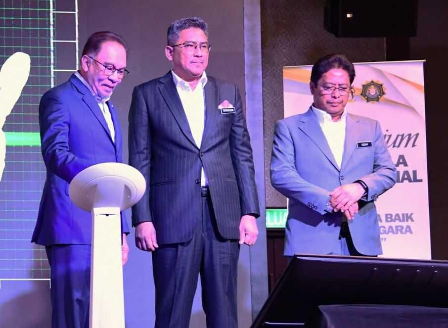 Prime Minister Anwar Ibrahim (left) wants Azam Baki (right) to continue leading the MACC and plans to extend his term for a third time, Bloomberg reports.