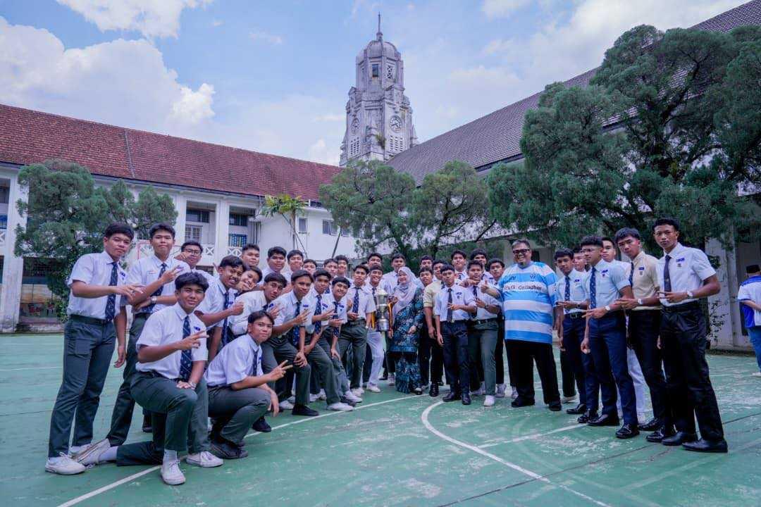 Education Minister Fadhlina Sidek pose with a group of students during her visit to Victoria Institution, Kuala Lumpur.