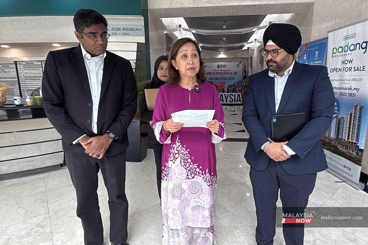 Naimah Khalid, flanked by lawyers Rajesh Nagarajan and Sachpreetraj Singh Sohanpal at the Suhakam office today.