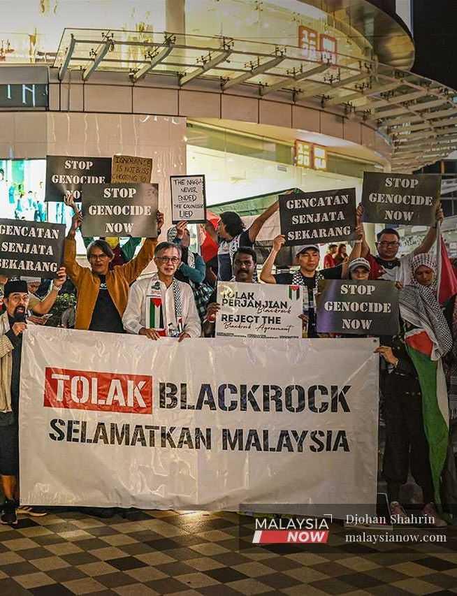 Pro-Palestinian campaigners protesting Prime Minister Anwar Ibrahim's move to allow a BlackRock-owned company to operate Malaysia's airports.