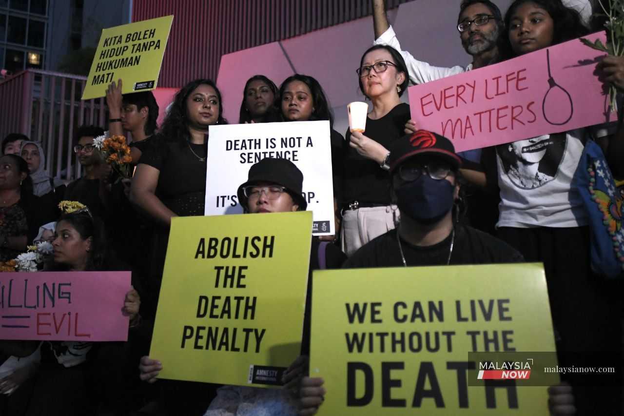 People participate in a vigil outside the Singapore High Commission in Kuala Lumpur on Sept 24, 2025, calling on the Malaysian government to intervene and spare the life of Datchinamurty Kataiah.