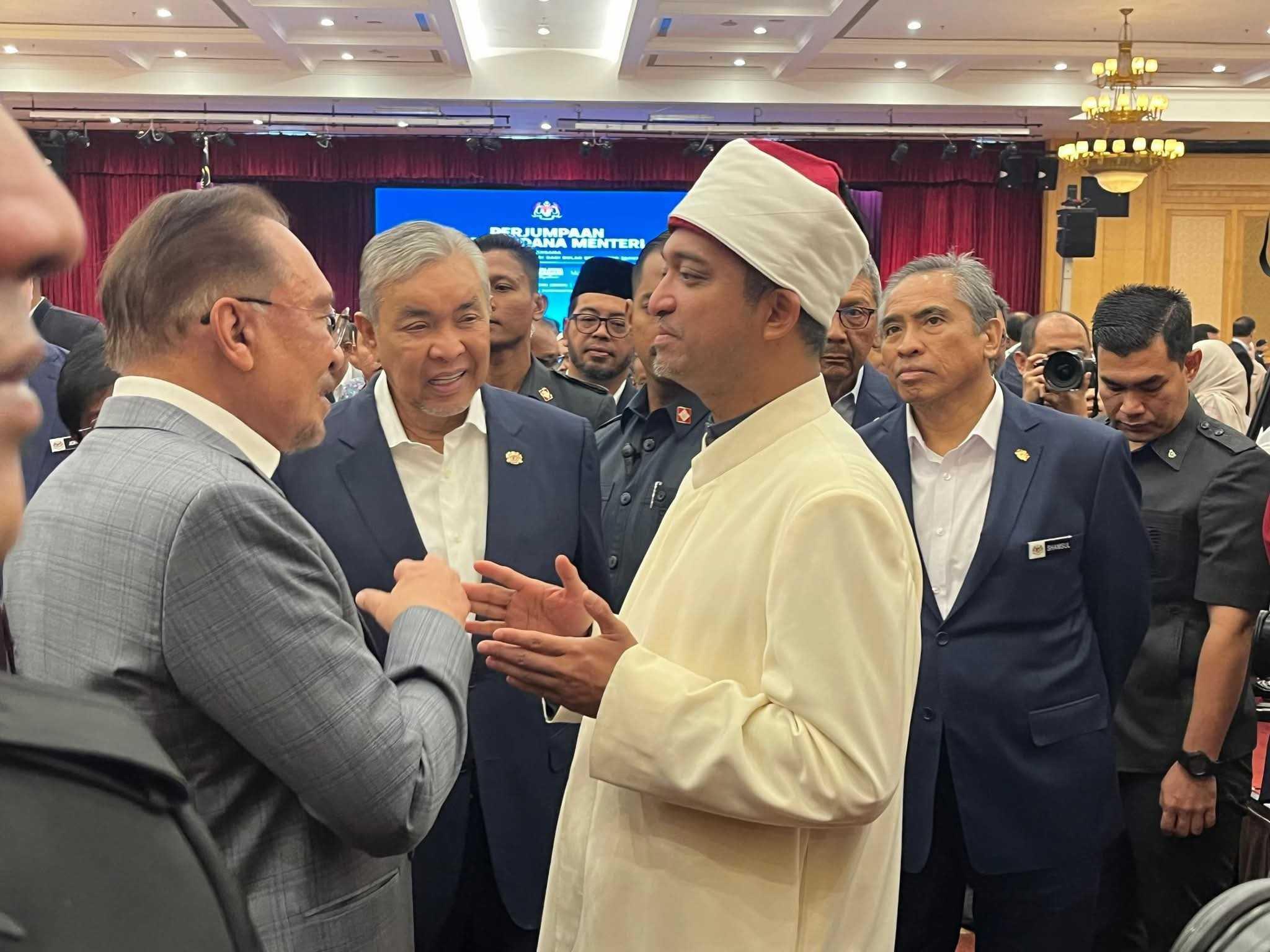 Mufti Wilayah Persekutuan Ahmad Fauwaz Fadzil (berjubah putih), bersama Perdana Menteri Anwar Ibrahim dan timbalannya Ahmad Zahid Hamidi. Hujah Fauwaz menghalalkan jemputan Anwar kepada Donald Trump mencetuskan kemarahan umat Islam dan penyokong Palestin. Gambar: Facebook