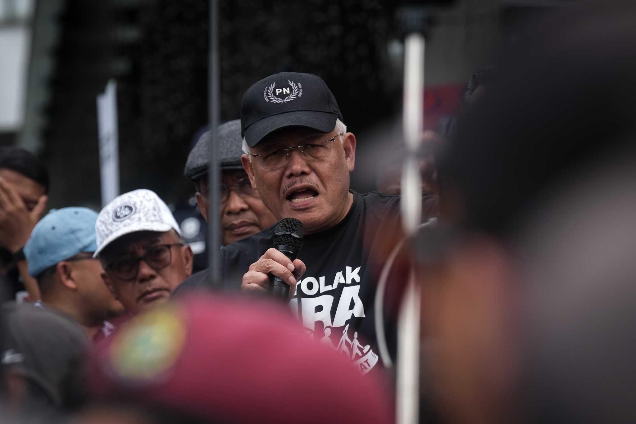 Hamzah Zainudin speaks at a rally in Kuala Lumpur to oppose URA and Israel. Photo courtesy of Facebook Mohd Hafiz Adam.