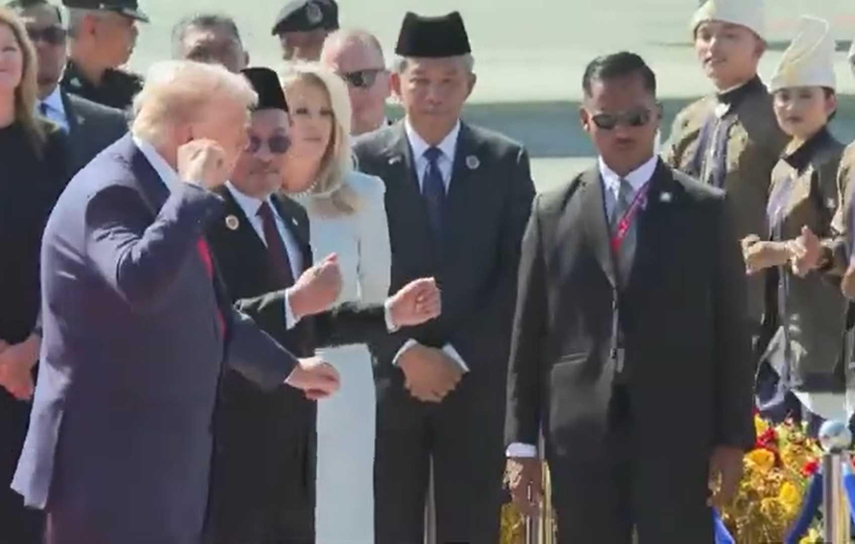 Anwar Ibrahim berjoget bersama Donald Trump mengikut rentak tarian tradisi yang meraikan presiden Amerika Syarikat itu di KLIA, 26 Oktober 2025.