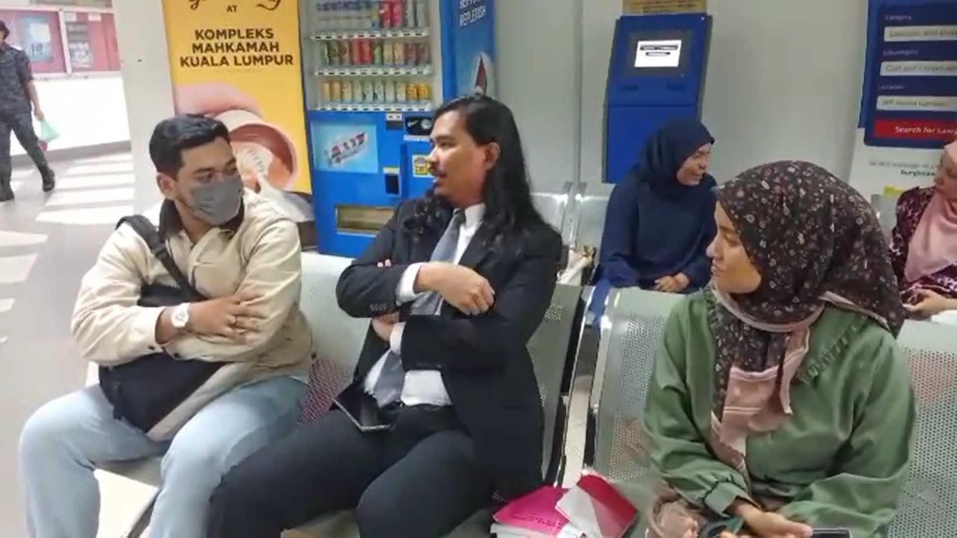 Zaid Malek (tengah) bersama Syed Mohsein Syed Hassan Al-Attas (kiri) dan isteri kepada Murtadha Norman, dua peserta konvoi bantah Donald Trump yang ditahan tanpa apa-apa butiran kesalahan.