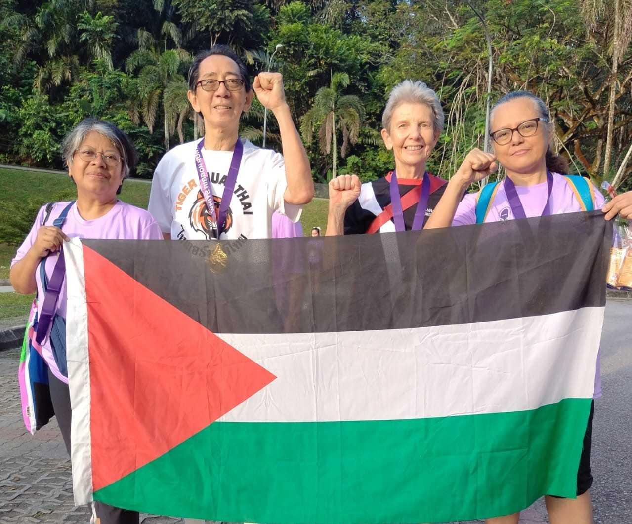 Bekas ahli Parlimen DAP, Kua Kia Soong (dua dari kiri), bersama beberapa aktivis pro-Palestin.