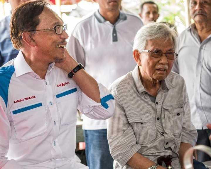 Daim Zainuddin while campaigning for Anwar Ibrahim who was contesting the Port Dickson by-election in 2018.