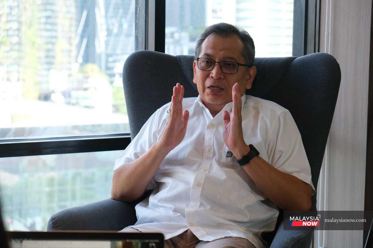 Ezam Mohd Nor merupakan orang yang menjadi tulang belakang kepada gerakan reformasi yang dicetuskan Anwar Ibrahim sejurus selepas dipecat dari kerajaan pada 1998.