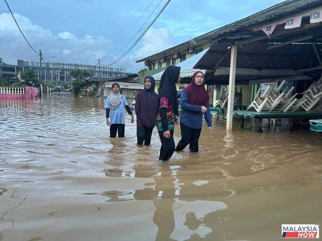 Penduduk meredah banjir di Padang Jawa, Klang, pada 24 Nov, 2025.