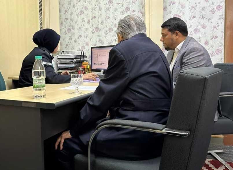 Dr Mahathir Mohamad di ibu pejabat polis Putrajaya ditemani peguamnya Rafique Rashid.