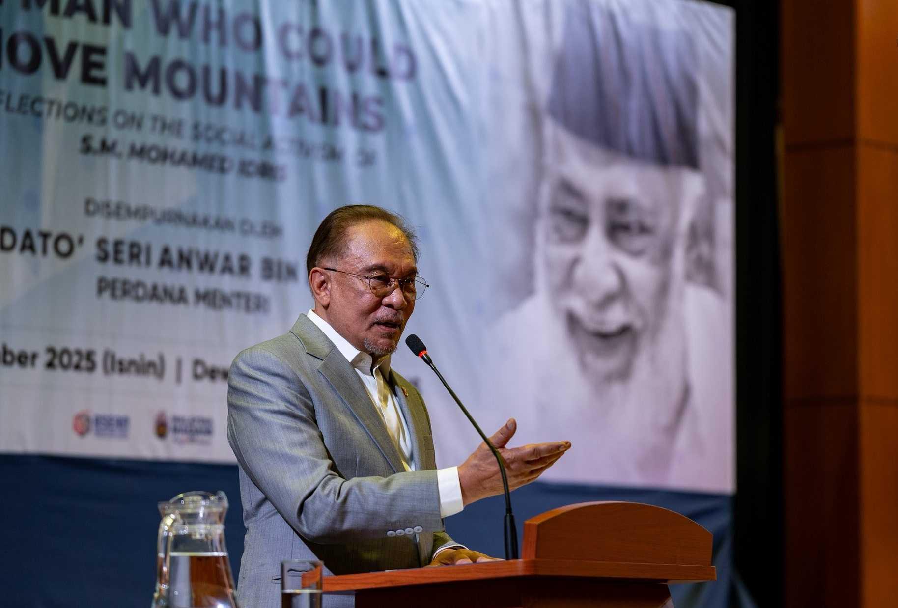 Perdana Menteri Anwar Ibrahim, yang berdepan saman serangan seksual dari cucu Allahyarham SM Idris (dalam poster), berucap pada majlis memperingati tokoh aktivis itu di Petaling Jaya.