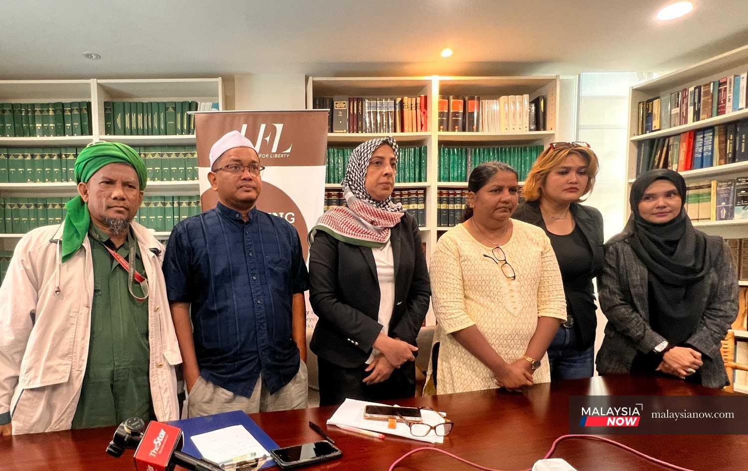 M Indira Gandhi (3rd right) at a press conference attended by (from left) Muslim preacher Hoslan Hussein, Sungai Buloh PAS chief Zaharuddin Muhammad, lawyer Latheefa Koya, and influencers Syarul Ema and Rafidah Ibrahim.