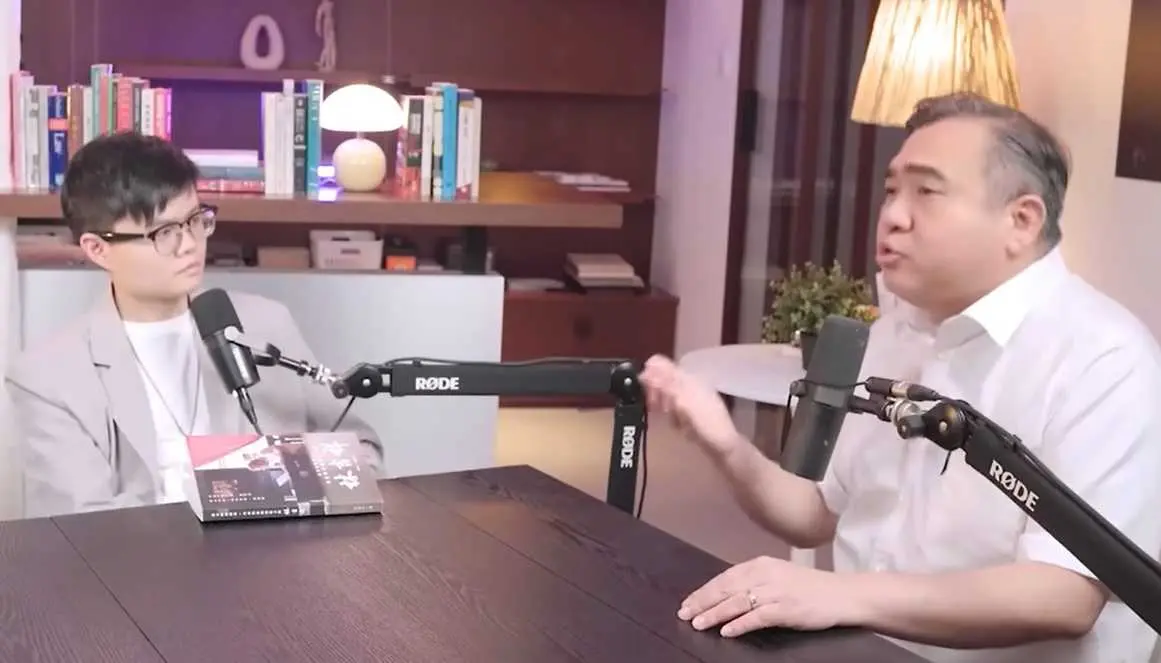 DAP secretary-general Anthony Loke interviewed in a Chinese-language podcast, during which he urges party supporters and the Chinese community to 'push back' against Umno Youth chief Dr Akmal Saleh.