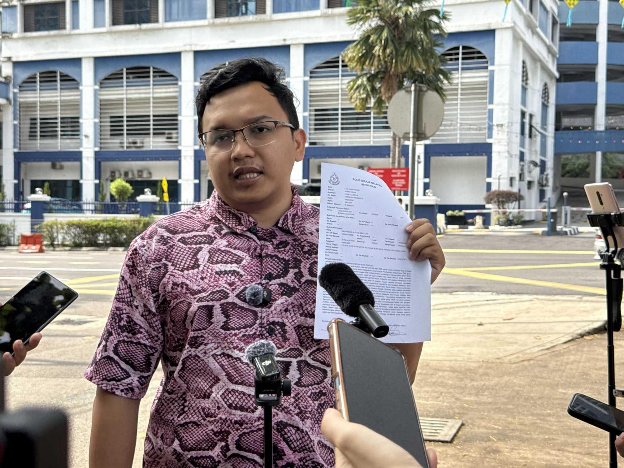 Wakil Armada, Muhammad Alif Abdullah, selepas membuat laporan polis terhadap PKR di luar balai polis Dang Wangi.
