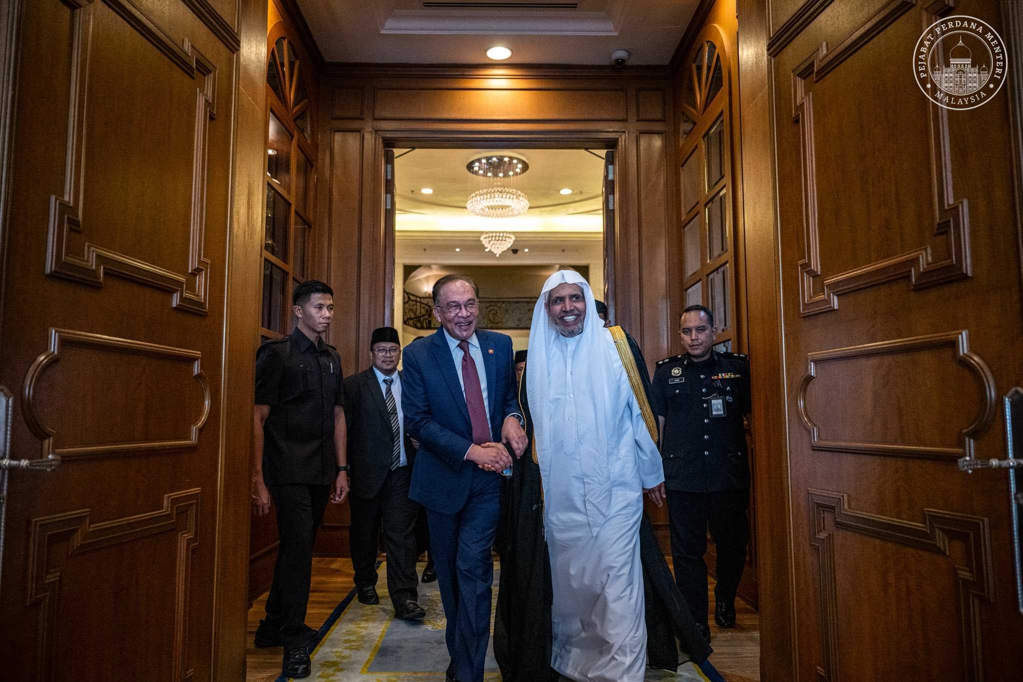 Setiausaha Agung Liga Muslim Sedunia, Mohammad Abdulkarim Al-Issa, disambut Anwar Ibrahim di Putrajaya pada 20 April, 2026. Gambar: Facebook