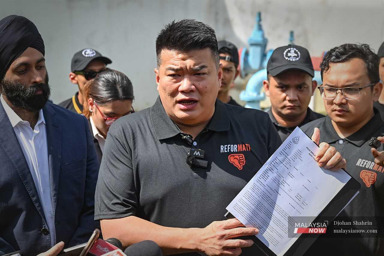 Albert Tei di luar ibu pejabat SPRM di Putrajaya selepas membuat laporan polis terhadap Azam Baki, 13 Mei 2026.