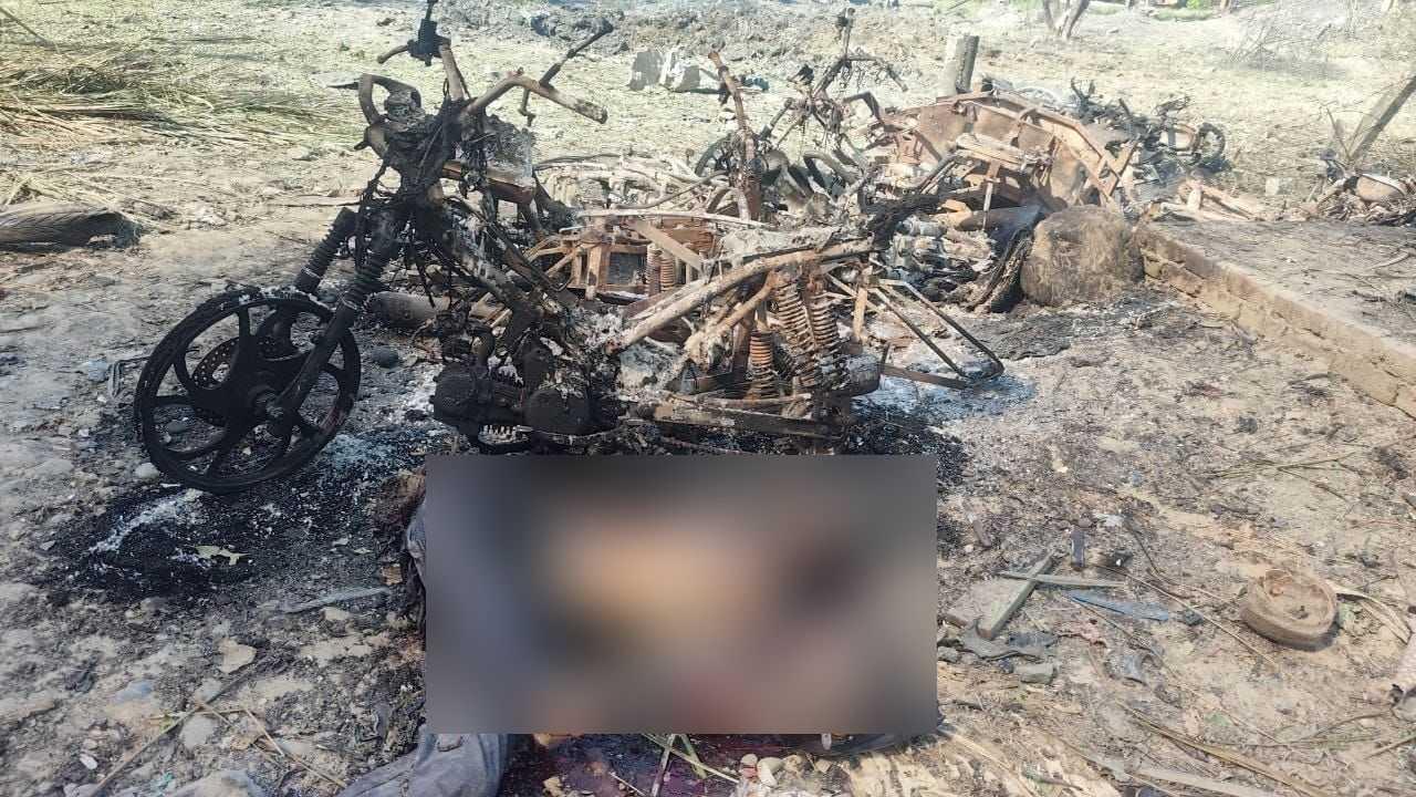 Mayat seorang penduduk terbaring di sebelah bangkai motosikalnya selepas serangan udara junta Myanmar ke atas sebuah kawasan pasar sesak di Kyauktaw, berhampiran Negeri Rakhine, 28 September 2026.