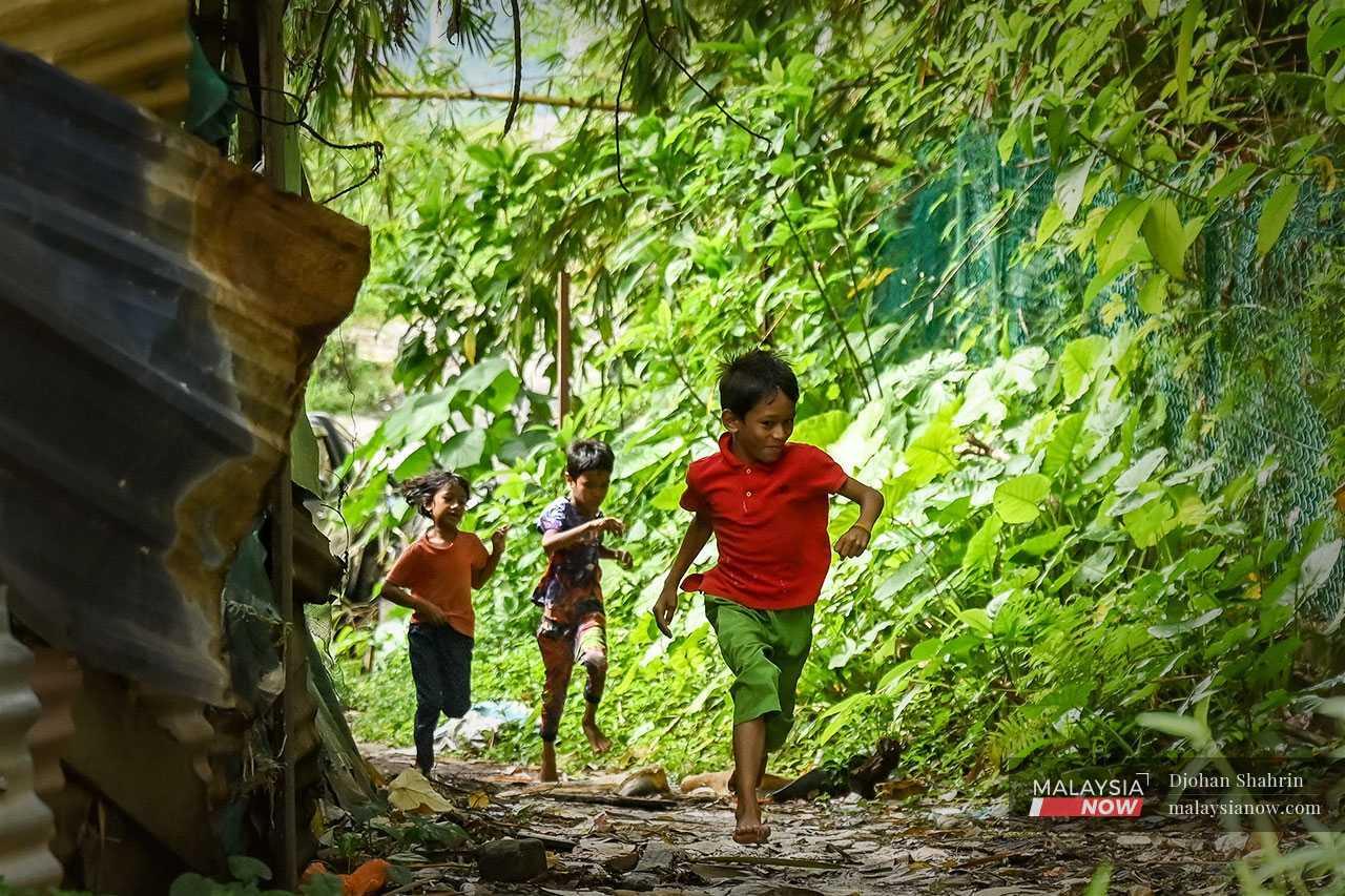 Sekumpulan kanak-kanak Rohingya bermain dekat sebuah penempatan pelarian di Malaysia. Masyarakat Rohingya menjadi sasaran kempen kebencian dalam talian yang masih belum ditangani pihak pengawal selia internet Malaysia.