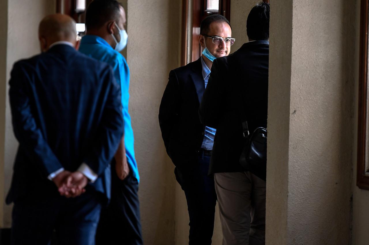 Riza Shahriz Abdul Aziz, anak tiri bekas perdana menteri Najib Razak hadir di Kompleks Mahkamah Kuala Lumpur baru-baru ini. Gambar: Bernama.