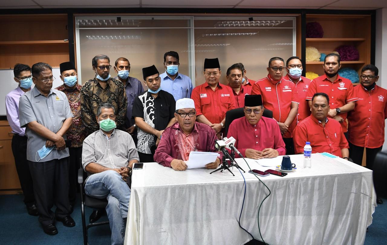 Kota Raja Amanah vice-chairman 3, Jaafar Samsuddin (seated, second left) announces the exit of 545 members today. Photo: Bernama