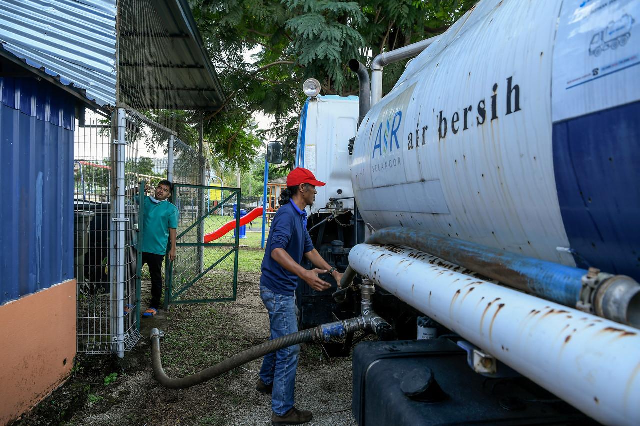 About 300 areas in the Klang Valley still have no water supply. Photo: Bernama