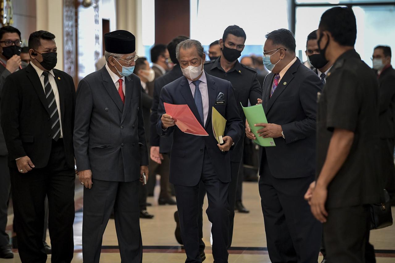 Muhyiddin Yassin (tengah) diiringi Timbalan Yang Dipertua Abdul Halim Abd Samad (dua, kiri) ketika keluar dari Dewan Negara selepas menghadiri Sidang Dewan Negara ke-18 di Dewan Negara, Bangunan Parlimen hari ini.Gambar Bernama