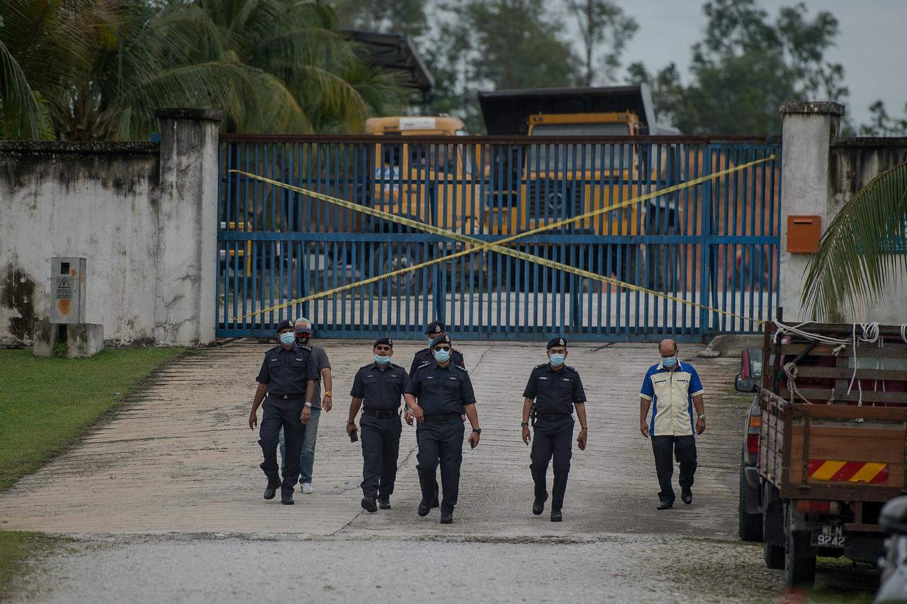 Police inspect a factory in Rawang believed to be linked to the odour pollution which saw five water treatment plants shut down in Selangor and the Klang Valley. Photo: Bernama
