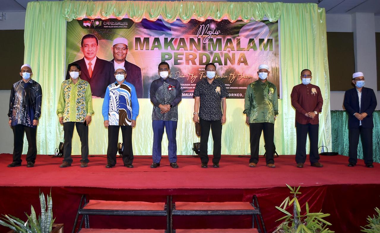 PAS secretary-general Takiyuddin Hassan (fourth left) with Sabah PAS leaders at an event in Tawau last night. Photo: Bernama