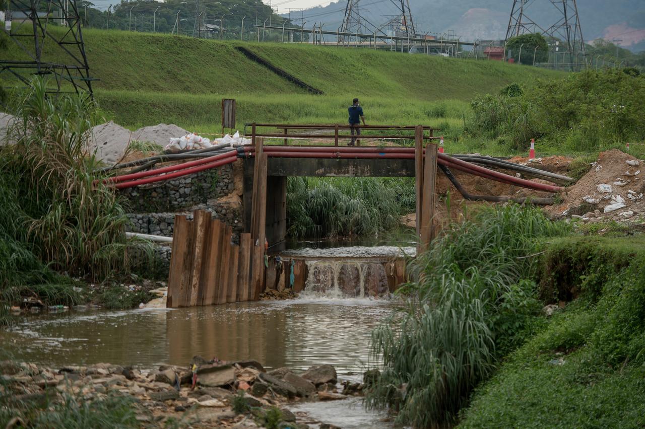 A view of Sungai Gong in Rawang after the detection of odour pollution forced the closure of four water treatment plants, effecting millions of residents in the Klang Valley. Photo: Bernama