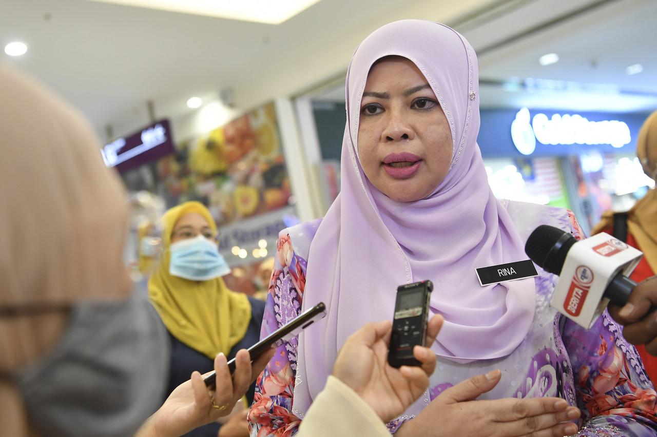 Menteri Pembangunan Wanita, Keluarga dan Masyarakat, Rina Harun ditemui pengamal media selepas sambutan Hari Wanita Kebangsaan di pusat beli belah Alamanda baru-baru ini. Gambar: Bernama