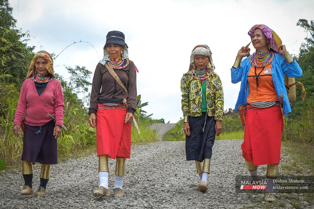 Singai Nikan, Dasin Ngalong, Peluh Abeh and Anik Unggom are a special group of women: they are the last of the Bidayuh ethnic group who still practise the ancient custom of wearing copper rings on the calves, forearms and neck.