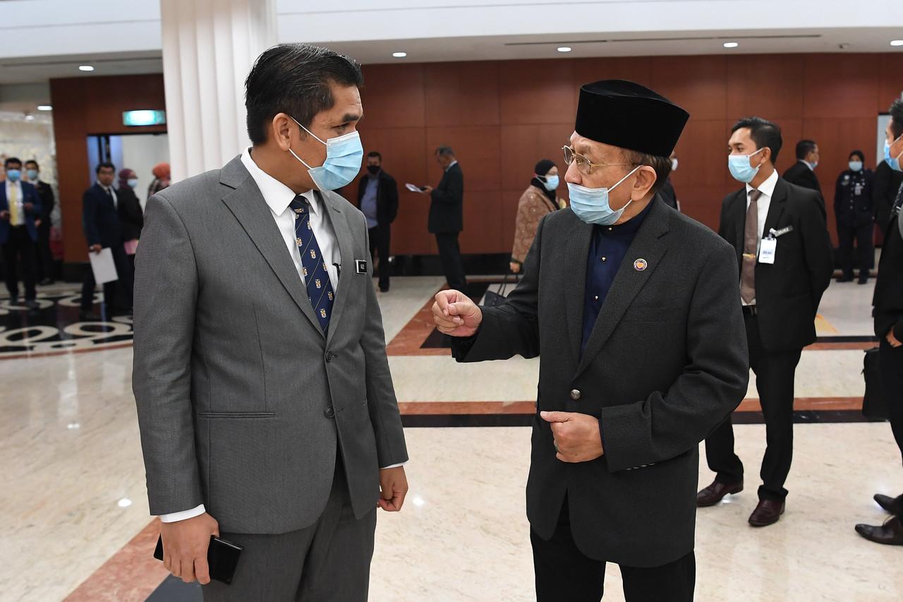 Yang Dipertua Dewan Negara Dr Rais Yatim berbual bersama Menteri Kanan Pendidikan, Dr Radzi Jidin semasa menghadiri Persidangan Dewan Negara ke-18 di Dewan Negara, Bangunan Parlimen hari ini. Gambar: Bernama
