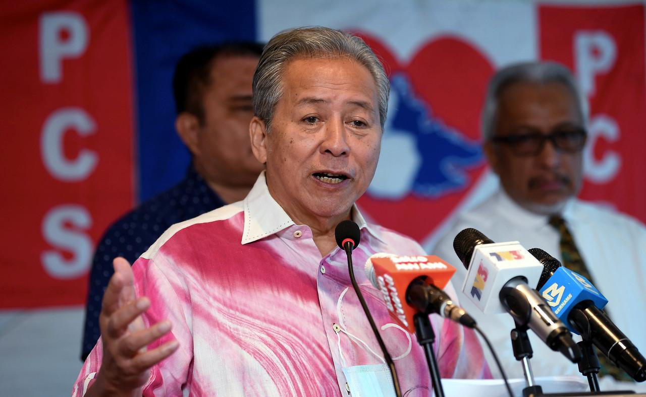 Presiden Parti Cinta Sabah (PCS) yang juga bekas menteri luar Anifah Aman ketika mengadakan sidang media di Kota Kinabalu hari ini. Gambar: Bernama