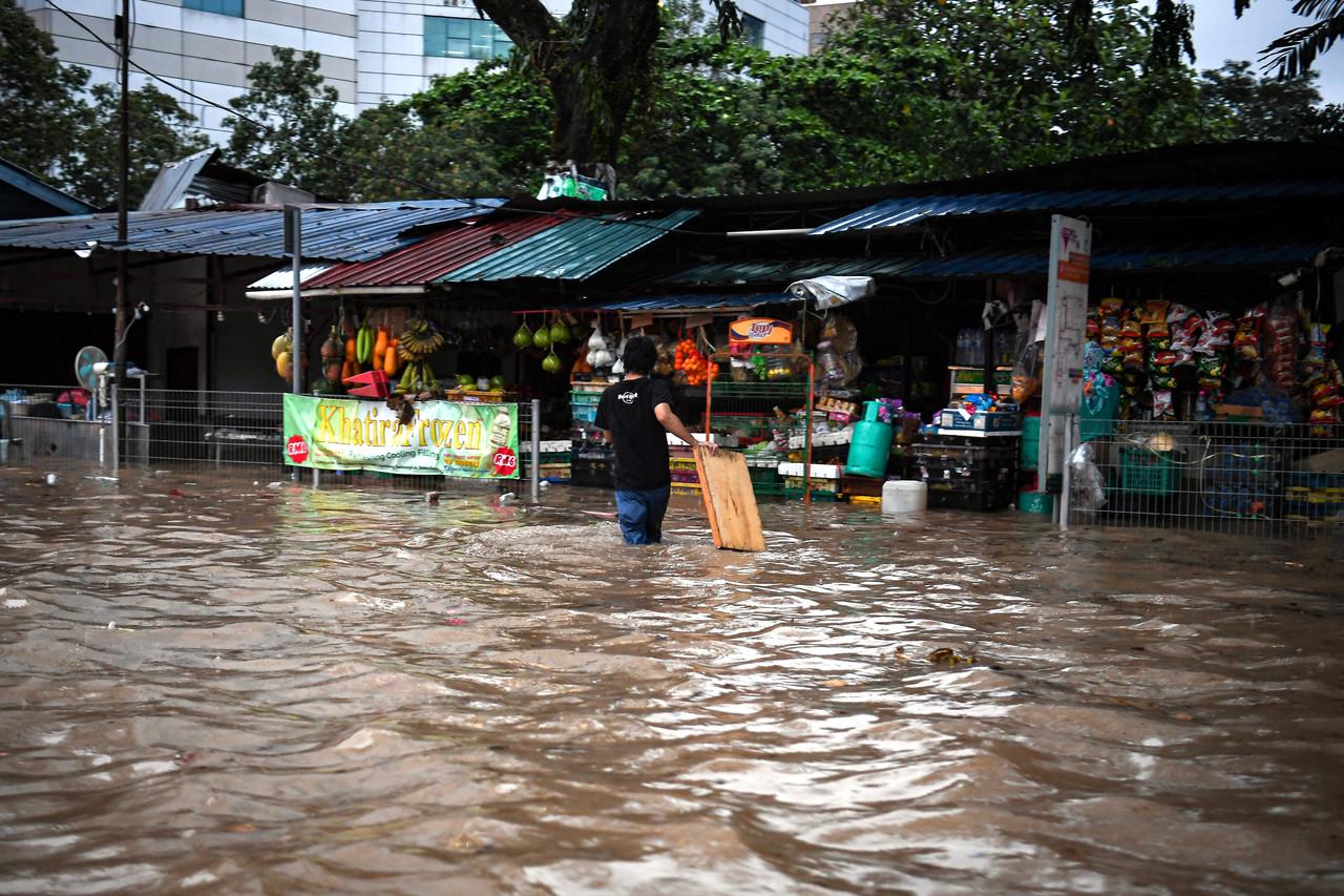 Beberapa buah kedai runcit dinaiki air akibat hujan lebat di Kuala Lumpur baru-baru ini. Gambar: Bernama