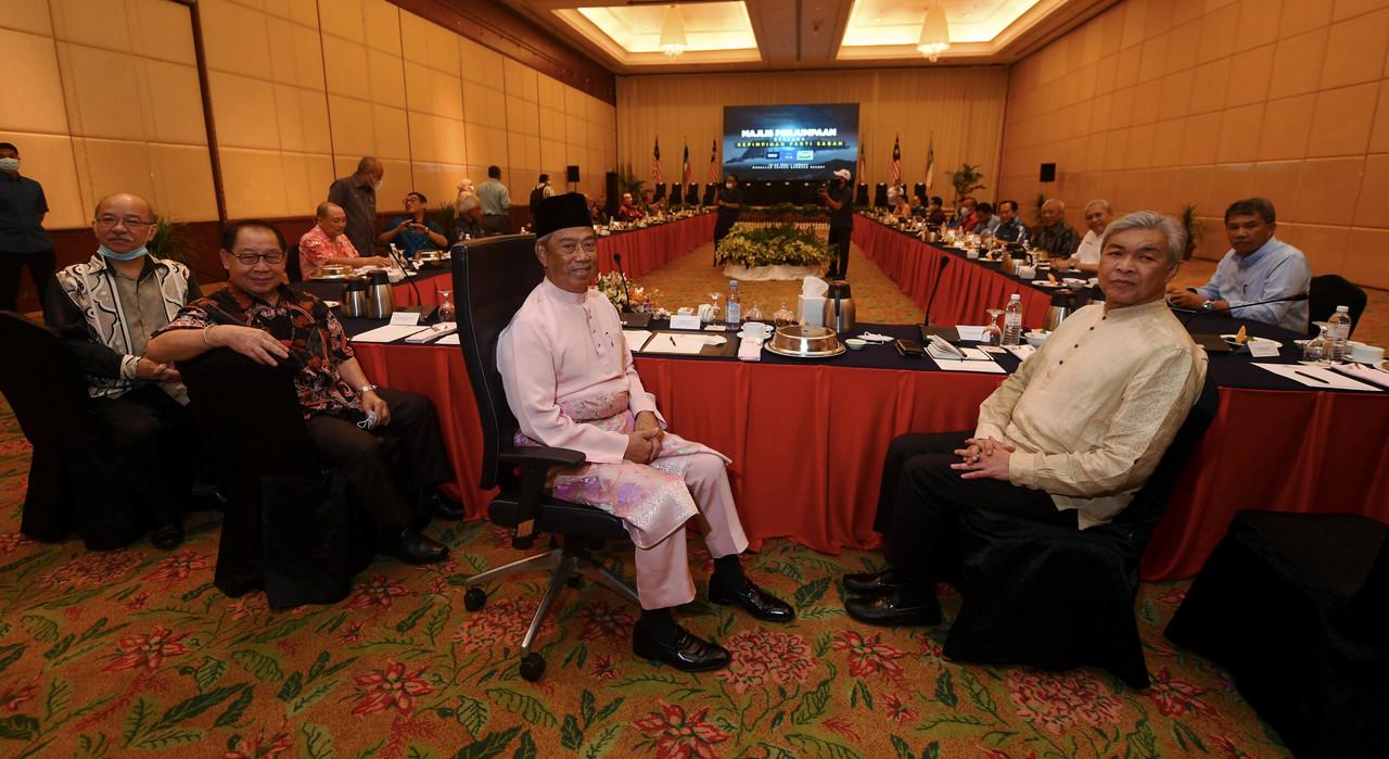 Bersatu president Muhyiddin Yassin with Umno president Ahmad Zahid Hamidi and Sabah leaders at a meeting in Kota Kinabalu today. Photo: Bernama