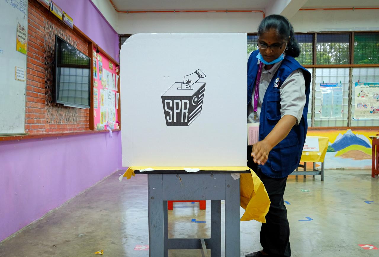 An Election Commission staff prepares for nomination day in Sabah tomorrow. Photo: Bernama