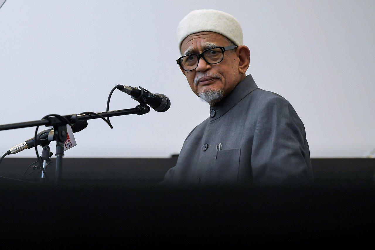 Presiden PAS Abdul Hadi Awang menggesa sayap Pemuda parti itu agar memainkan peranan dalam meningkatkan kesedaran politik golongan belia. Gambar: Bernama