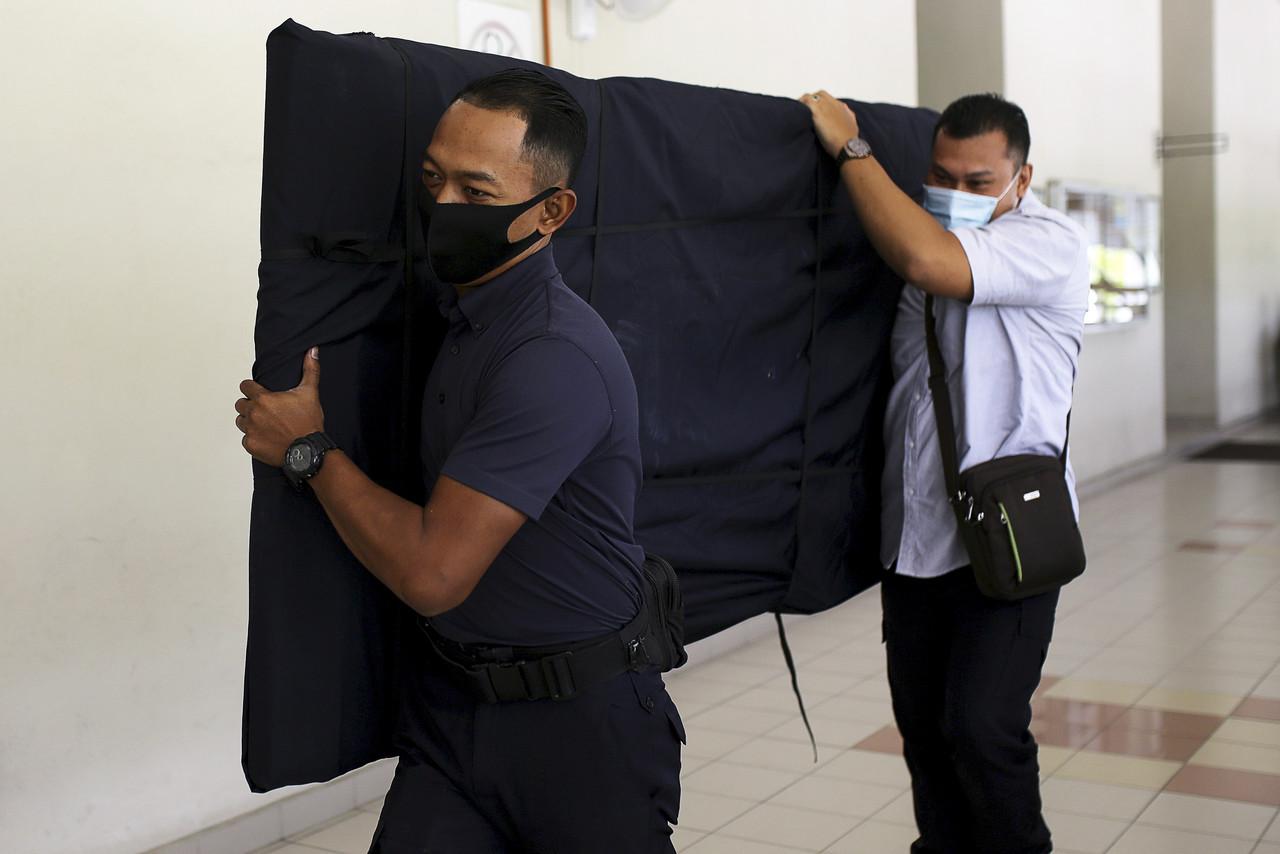 Police officers carry the window of the villa where Nora Anne Quoirin stayed before she went missing into the Seremban Coroner's Court. Photo: Bernama