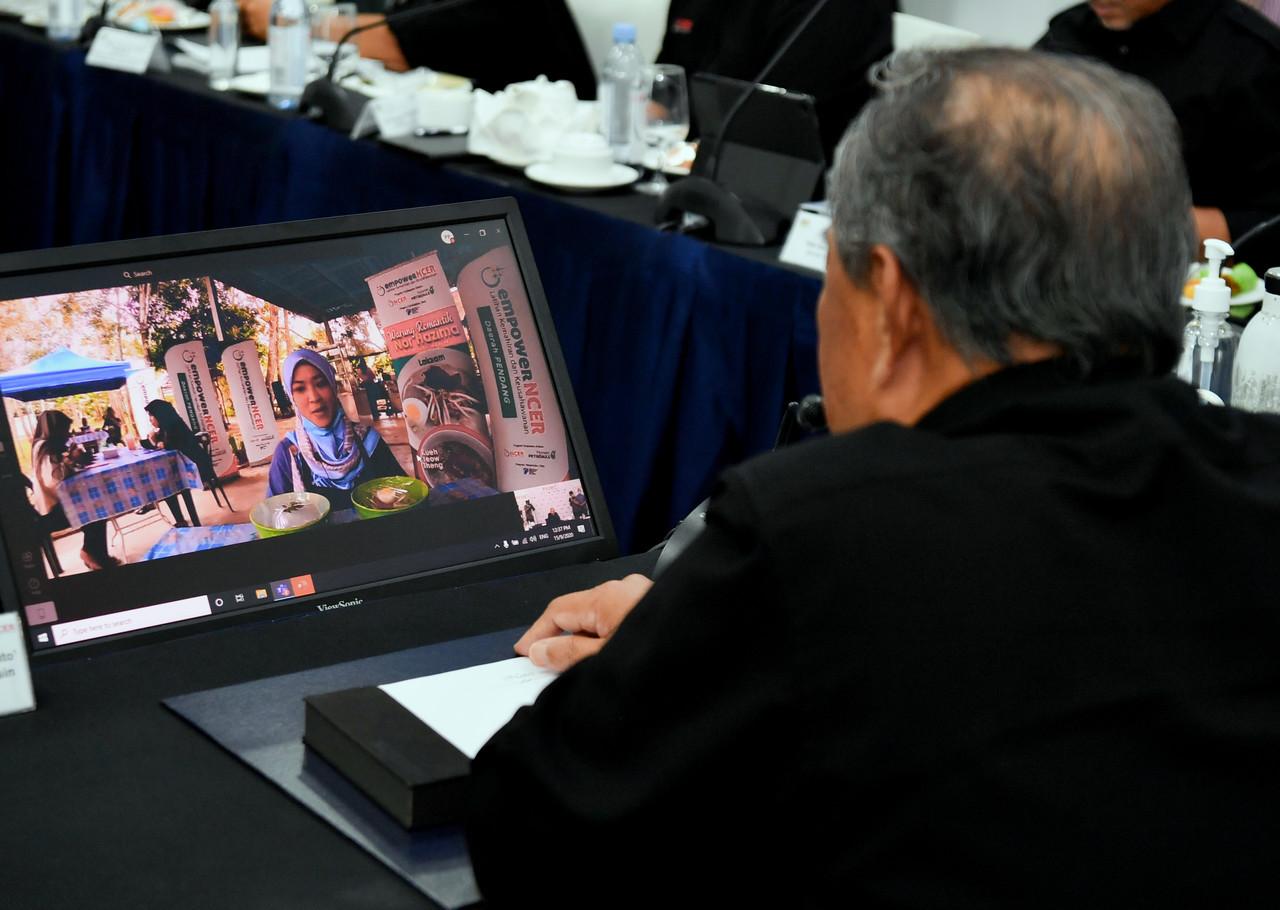Perdana Menteri Muhyiddin Yassin berinteraksi secara maya bersama peniaga gerai makan yang merupakan peserta program empowerNCER, Nor Hazima Abdul Jalal selepas mempengerusikan Mesyuarat Pihak Berkuasa Pelaksanaan Koridor Utara ke-23 (PB23) hari ini. Gambar: Bernama