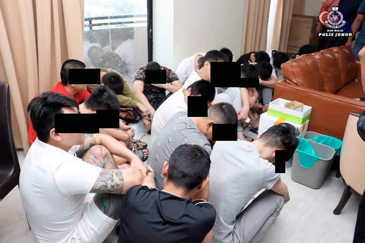 Seramai 43 individu yang dipercayai terlibat dengan aktiviti penipuan 'Macau Scam' ditahan dalam serbuan di sebuah hotel di daerah Kluang pada 9 Sept, 2020.Ketua Polis Johor Ayob Khan Mydin Pitchay berkata dalam serbuan itu, polis menahan 39 lelaki dan 2 wanita warga China serta dua wanita tempatan yang kesemuanya berusia lingkungan 18 hingga 40 tahun. Gambar: Bernama