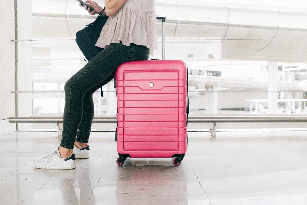 travel-luggage-airport-pexels